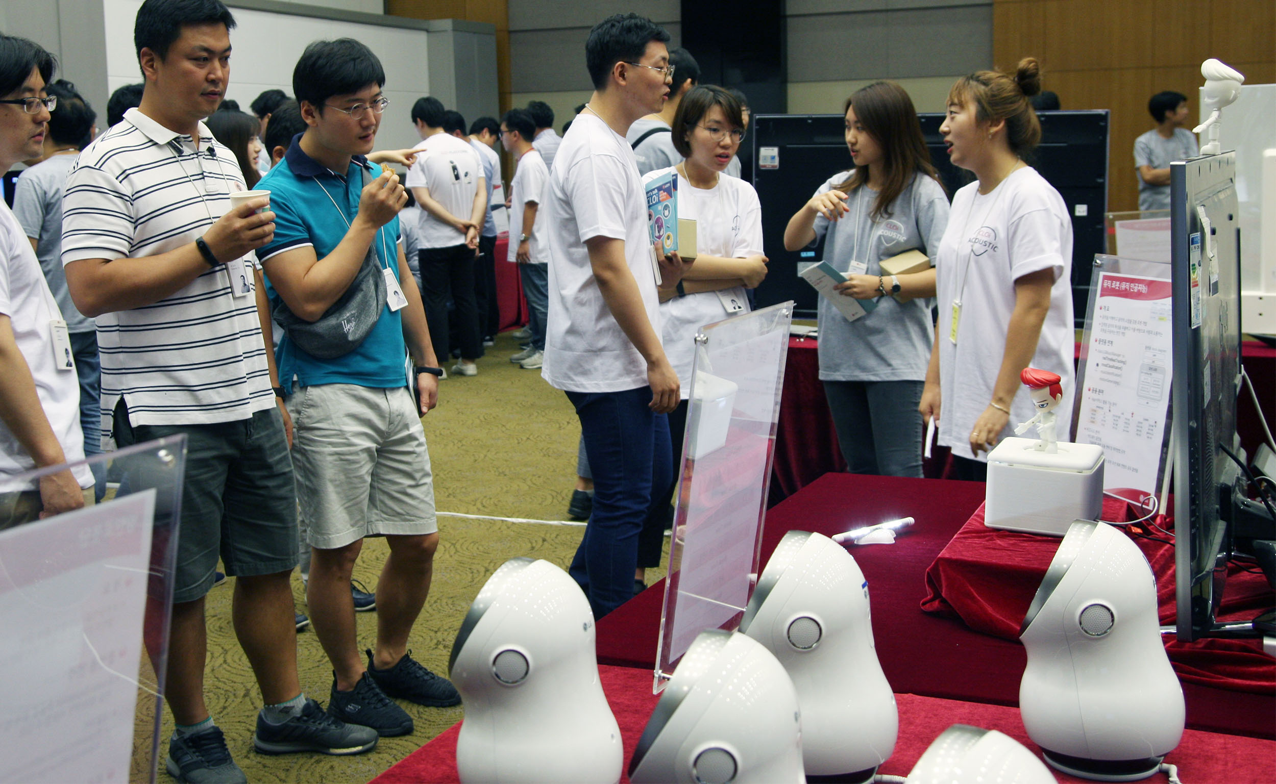 LG전자 사내 로봇 개발자들이 한자리에 모여 관련 지식을 공유하는 자리를 가졌다. 13일 서울 양재동에 위치한 서초R&D캠퍼스에서 ‘2018 클로이(CLOi) 플랫폼 개발자의 날’ 행사에서 개발자들이 로봇 샘플 시연을 지켜보고 있다. 