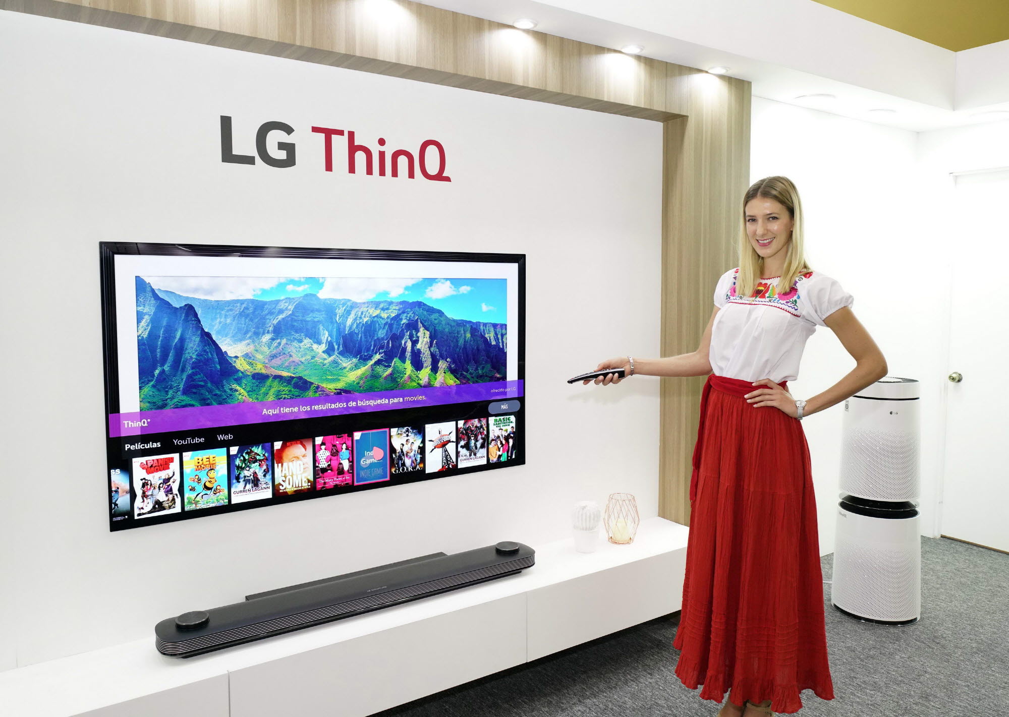 인공지능 ‘LG 씽큐’ 중남미 거래선 사로잡았다01: LG전자가 17일부터 20일까지 멕시코 칸쿤에서 ‘LG 이노페스트’를 열고 혁신 제품을 대거 선보였다. 모델이 'LG 올레드 TV AI 씽큐'를 소개하고 있다. 