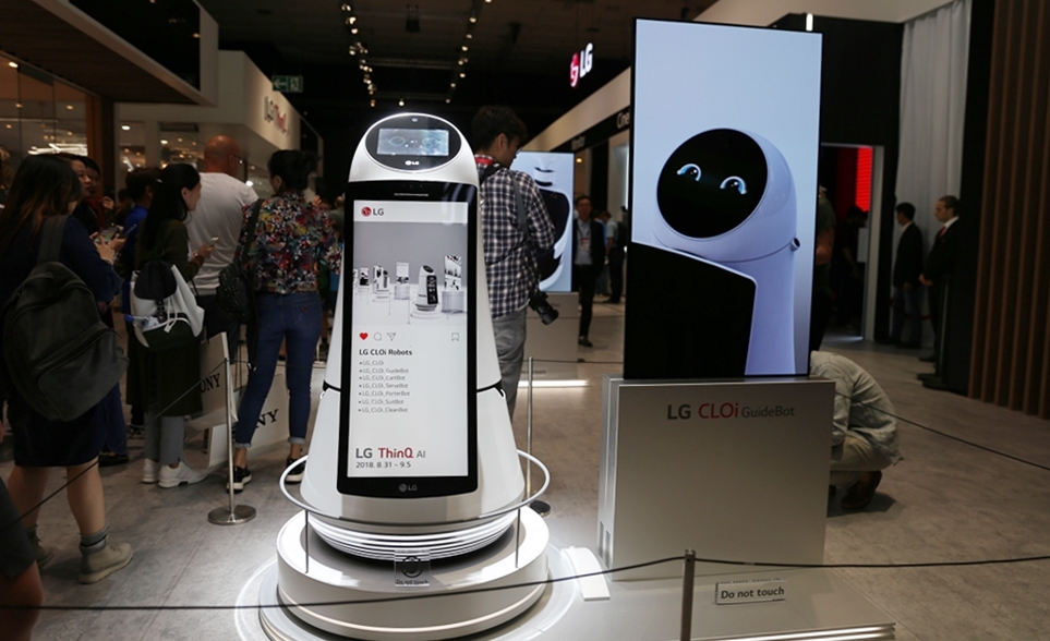 'IFA 2018'에 전시된 LG 클로이 안내 로봇