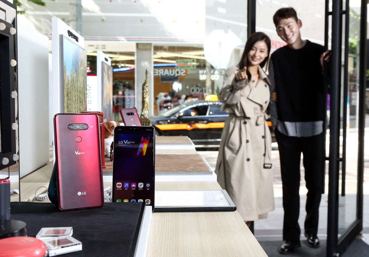 9일 관람객이 가로수길에 마련된 ‘LG V40 ThinQ 스퀘어’에 들어서며 제품들을 살펴보고 있다. 