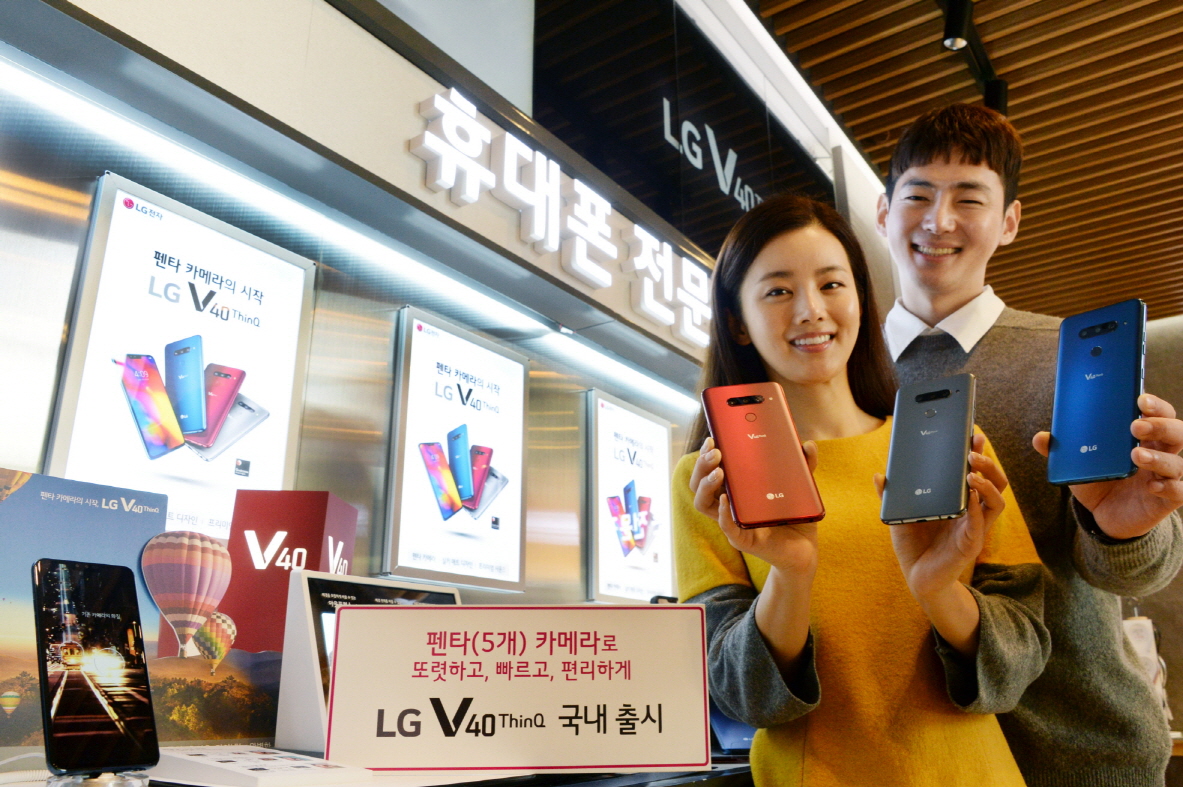 : LG전자가 24일 이통3사와 자급제로 전략 프리미엄 스마트폰 LG V40 ThinQ 를 국내에 출시한다. 23일 모델이서울시 강남구에 위치한 LG 베스트샵 강남본점에서 LG V40 ThinQ 를 소개하고 있다.