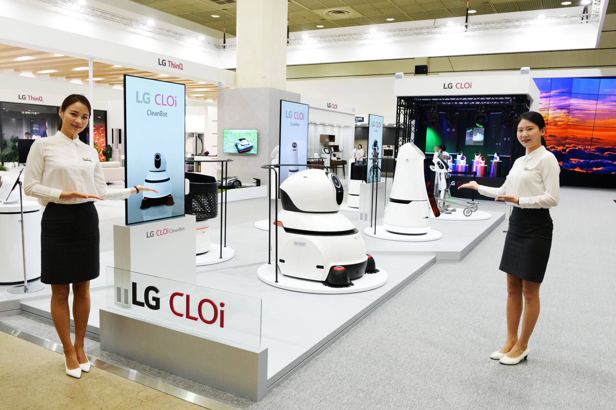 LG전자가 오늘부터 27일까지 서울 삼성동 코엑스에서 열리는 'KES 2018' 전시에 참가해 인공지능 'LG 씽큐' 가전을 대거 소개하며 인공지능 선도 기업 이미지를 부각한다. LG전자 모델들이 LG 클로이 로봇을 소개하고 있다.