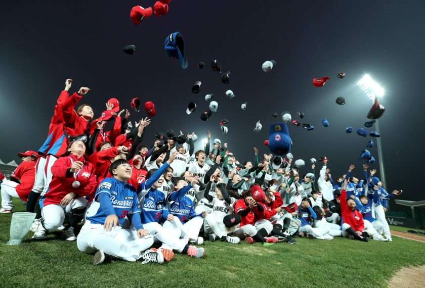 LG전자와 한국여자야구연맹이 공동으로 주최한 2018 LG배 한국여자야구대회가 폐막했다. 지난 11일 경기도 이천 'LG챔피언스파크'에서 열린 폐막식에서 선수들이 모자를 던지며 환호하고 있다.