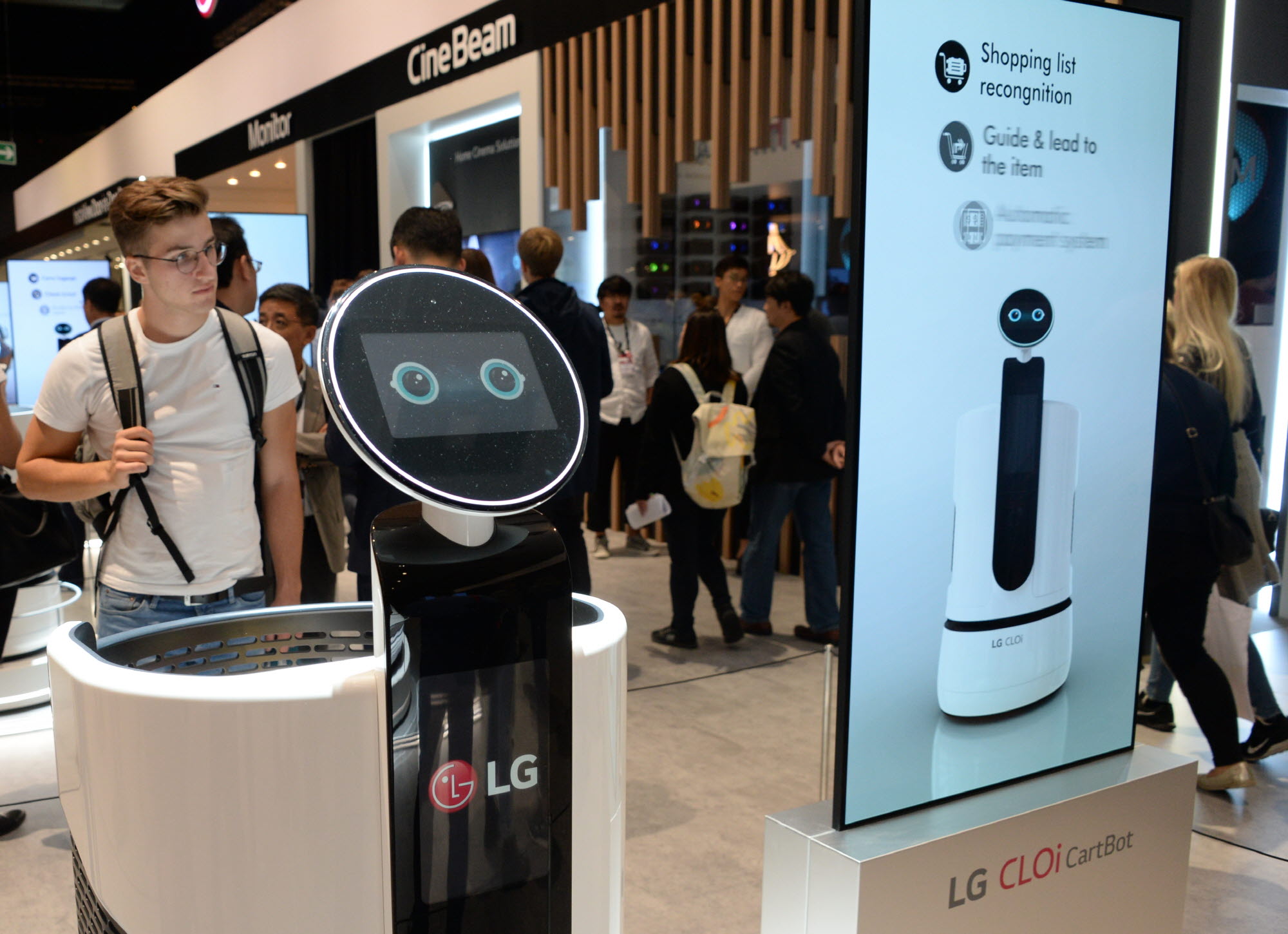 지난 9월 열린 IFA 2018에서 관람객들이 'LG 클로이 카트봇'을 살펴보고 있다.