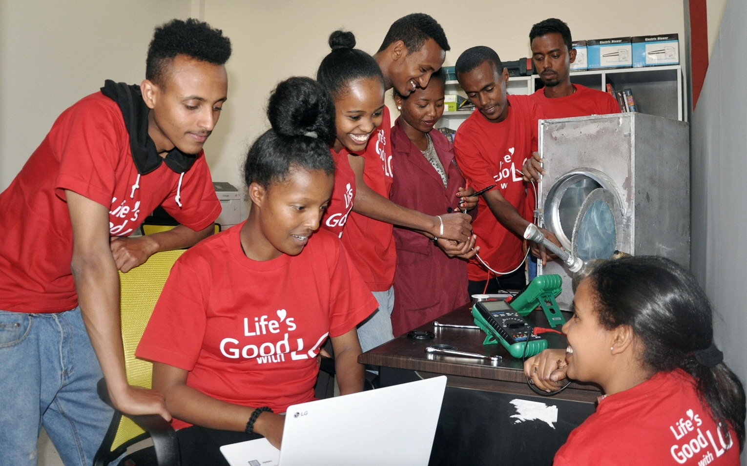 LG전자가 에티오피아 청년들의 창업을 돕기 위해 에티오피아 수도 아디스아바바에 있는 ‘LG-KOICA 희망직업훈련학교’에 LG소셜캠퍼스 창업지원센터를 설립한다. 이 센터는 ‘LG-KOICA 희망직업훈련학교’의 졸업예정자 중 창업을 희망하는 학생들이 사회에 기여하는 기업가로 성장할 수 있도록 다양하게 지원할 계획이다. 사진은 ‘LG-KOICA 희망직업훈련학교’ 학생들이 창업지원센터를 이용하는 모습.