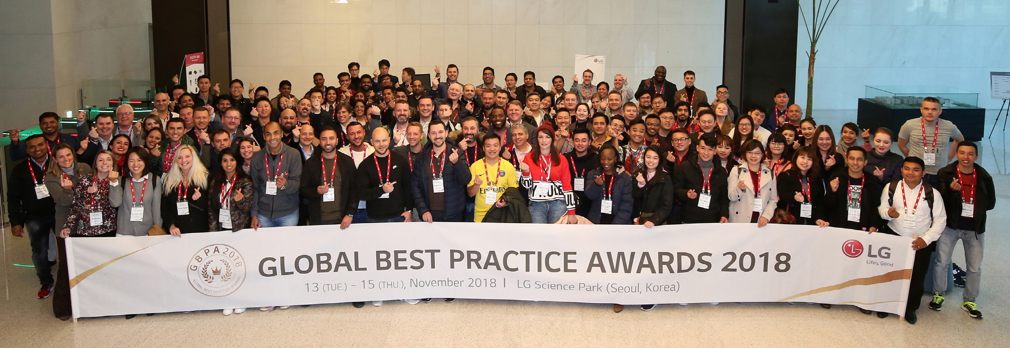LG전자가 14일 서울 강서구 마곡에 위치한 ‘LG사이언스파크’에서 해외 32개 판매법인 마케팅 담당자들이 참가한 가운데 ‘Global Best Practice Awards 2018’ 행사를 열었다. 행사 참가자들이 기념촬영을 하고 있다.