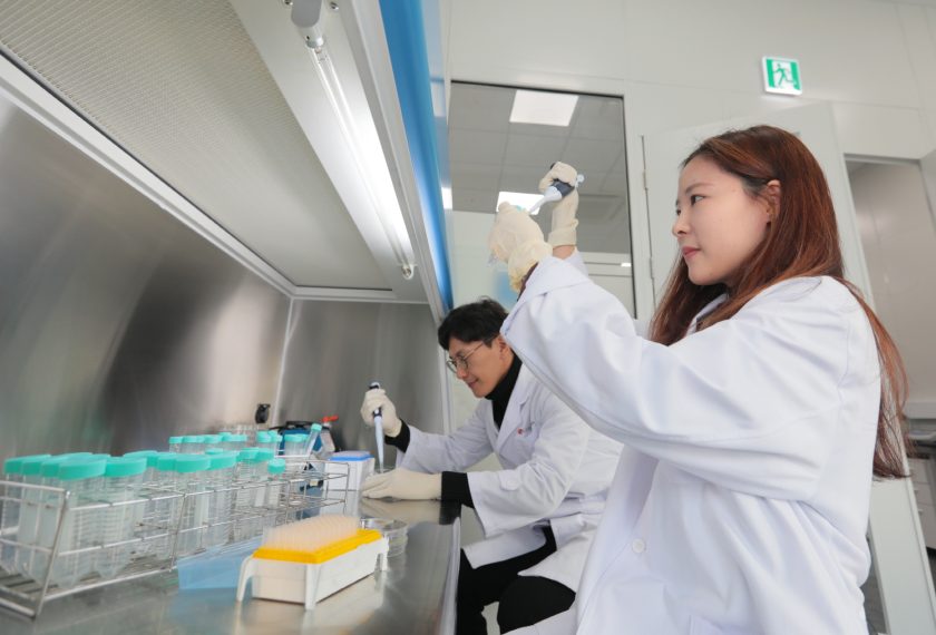LG전자 식품과학연구소 연구원이 김치 맛을 좌우하는 유산균의 양을 측정하고 있다.