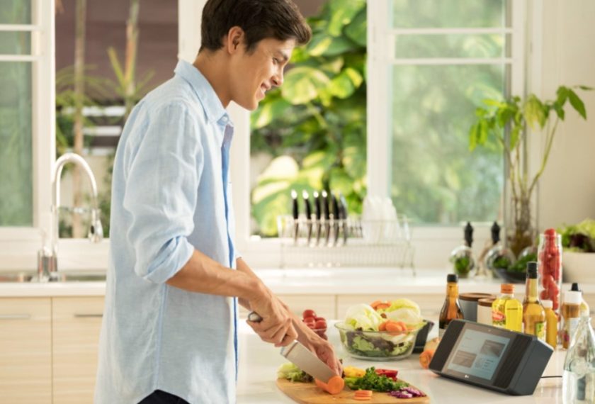 LG전자가 스마트 레시피 분야 주요 기업들과 협력을 강화한다. 'LG 엑스붐 AI 씽큐 WK9'처럼 디스플레이를 탑재한 인공지능 스피커를 활용하면 음성으로 요리의 조리법을 물어보고 요리방법을 화면으로 확인할 수 있다.