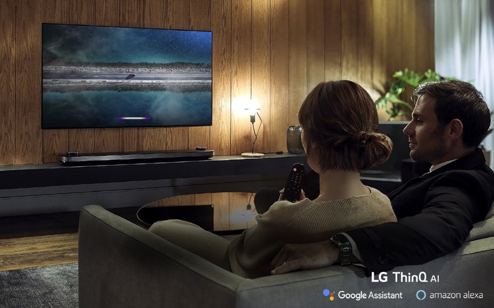 LG 올레드 TV를 보는 커플