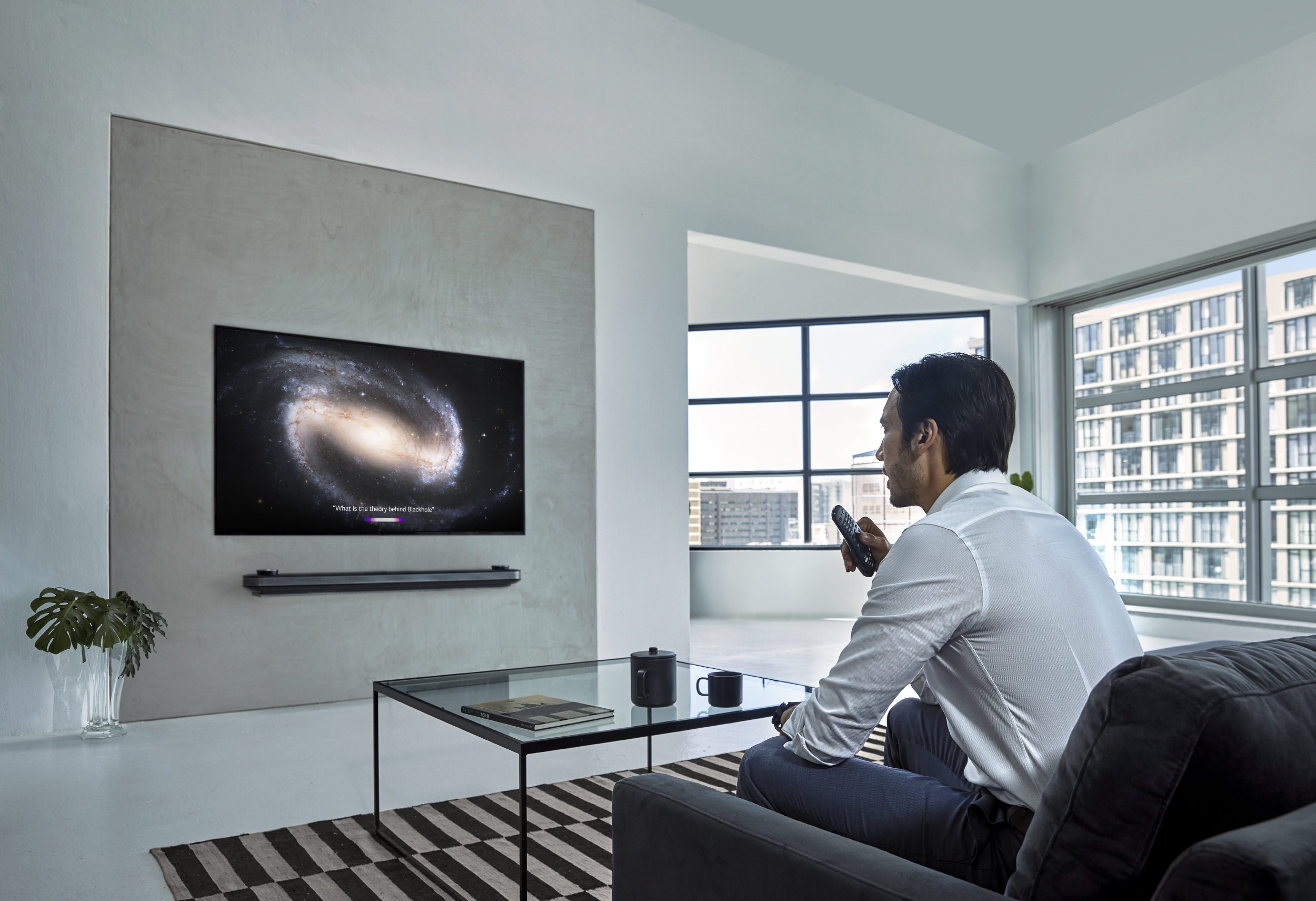 고객들이 인공지능 프로세서 '알파9 2세대(α9 Gen 2)' 및 다양한 인공지능 플랫폼을 연동한 LG 올레드 TV 신제품으로 인공지능 기능을 이용하고 있다.