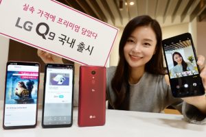 6일 모델이 여의도 LG 트윈타워에서 LG Q9을 소개하고 있다. LG Q9은 ▲6.1인치 QHD+ 고해상도 대화면 ▲하이파이 쿼드 DAC ▲LG 페이 ▲AI 카메라 등 다양한 편의 기능을 밀스펙으로 완성도 높게 담아냈다. 출고가는 499,400원으로 실속 있는 신년·졸업·입학 선물을 찾는 고객에게 제격이다.