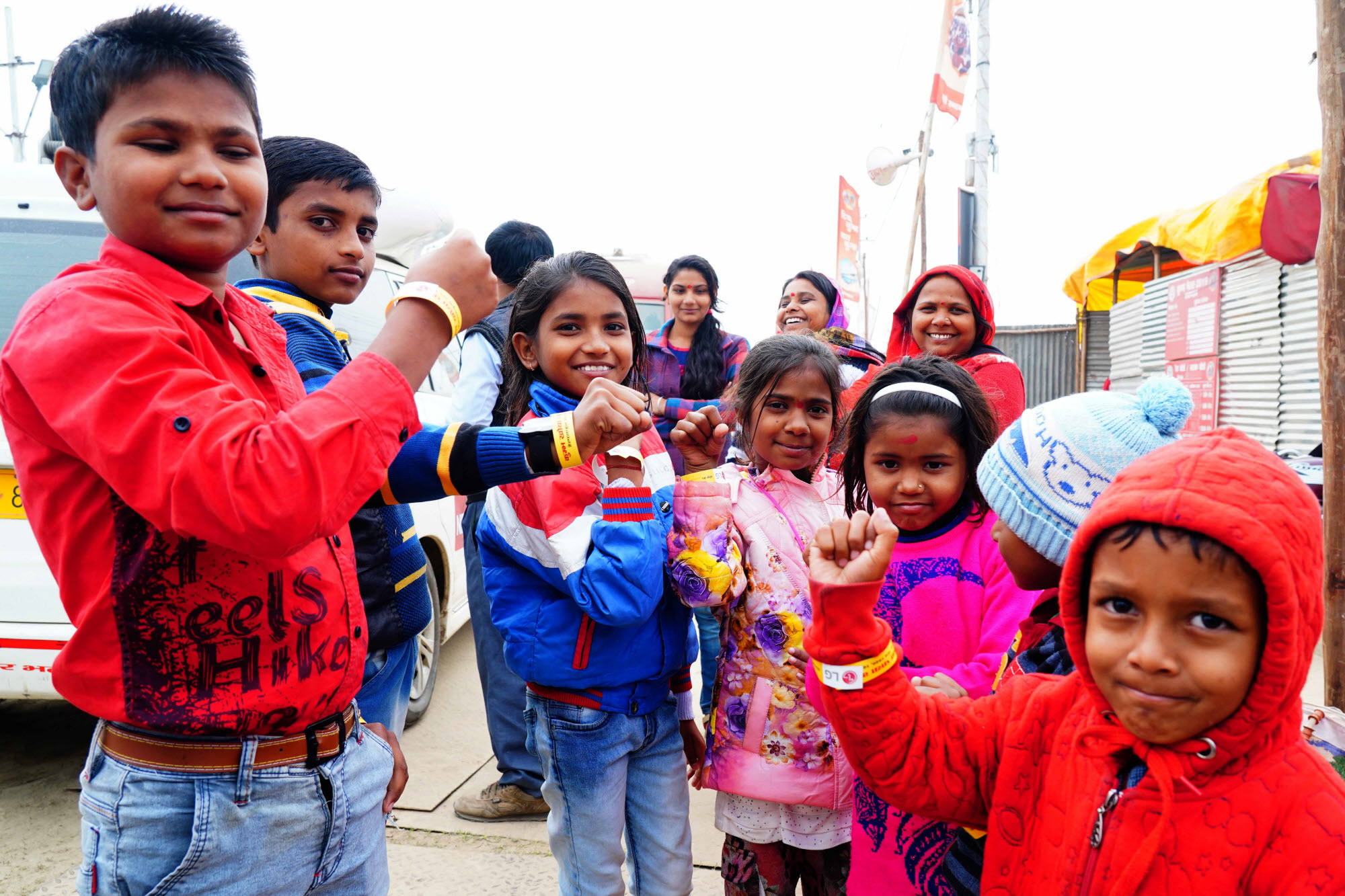 LG전자, 인도 최대 축제에서 고객 마음 사로잡았다03/04: LG전자가 지난 1월 15일부터 3월 4일까지 인도 북부 우타르 프라데시주 프라야그라지에서 열리고 있는 세계 최대 순례 축제인 ‘쿰브 멜라(Kumbh Mela)’에서 미아 방지용 손목밴드 10만 개를 어린 아이는 물론 노인들에게도 무료로 배포하고 있다. 현지 아이들이 미아 방지용 손목밴드를 차고 있는 모습.