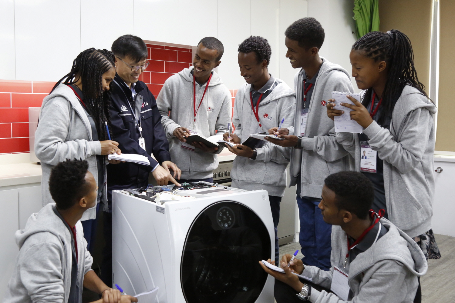 LG전자가 이달 3일부터 8일까지 에티오피아에 있는 ‘LG-KOICA 희망직업훈련학교’의 우수학생 7명을 두바이에 위치한 중동아프리카서비스법인에 초청해 해외 연수 기회를 제공하고 있다. 7일 학생들이 LG 시그니처 세탁기를 수리하는 방법에 대해 설명을 듣고 있다.