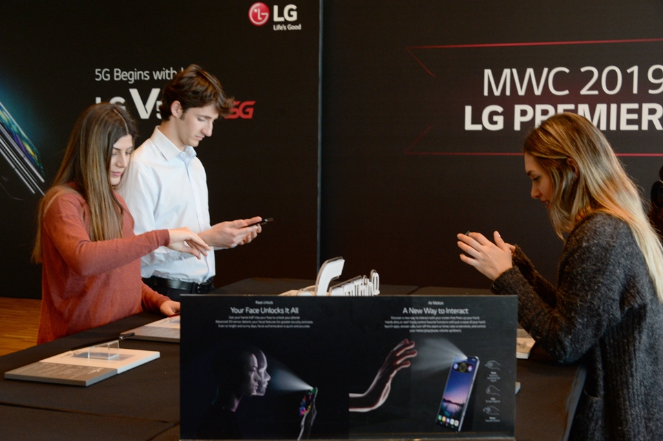 LG G8 ThinQ 에어 모션 체험 모습