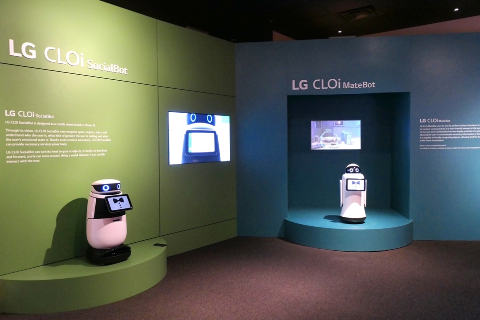 LG 클로이 메이트봇 & LG 클로이 소셜봇