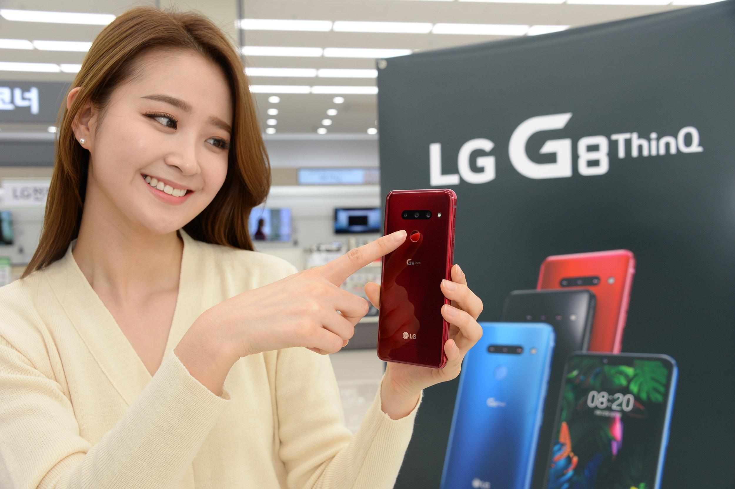 7일, 모델이 LG 베스트샵 서울양평점에서 LG G8 ThinQ의 깔끔한 디자인을 소개하고 있다. LG G8 ThinQ후면은 카메라 모듈부 돌출이 전혀 없고, 전면에는 수화부 리시버의 작은 흔적조차 없앤 매끈한 디자인을 자랑한다.