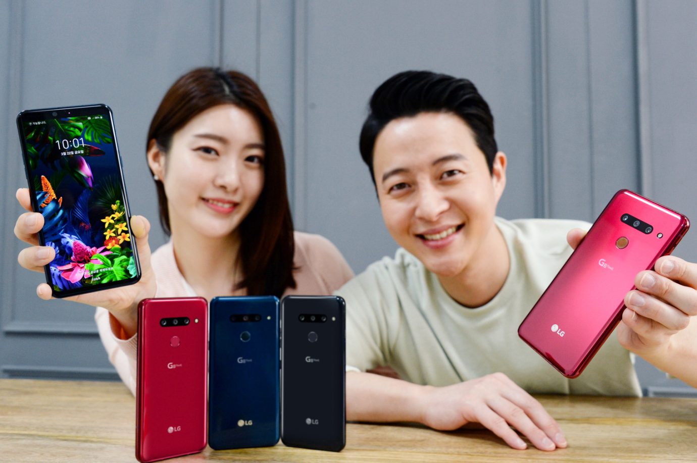 LG전자가 22일 국내 이동통신 3사와 자급제 채널을 통해 LG G8 ThinQ를 국내 출시한다. LG전자 모델들이 LG G8 ThinQ를 소개하고 있다.