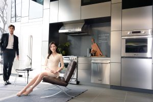 LG전자가 20일부터 10일간 超프리미엄 빌트인 ‘시그니처 키친 스위트(SIGNATURE KITCHEN SUITE)’를 알리기 위해 강남구에 있는 논현 쇼룸에서 미국 프리미엄 가구 브랜드 ‘놀(Knoll)’과 공동 마케팅을 진행하고 있다. 모델이 놀의 대표 제품 중 하나인 바르셀로나 체어(Barcelona chair)에 앉아 가전과 가구가 조화를 이루는 주방 공간을 소개하고 있다.