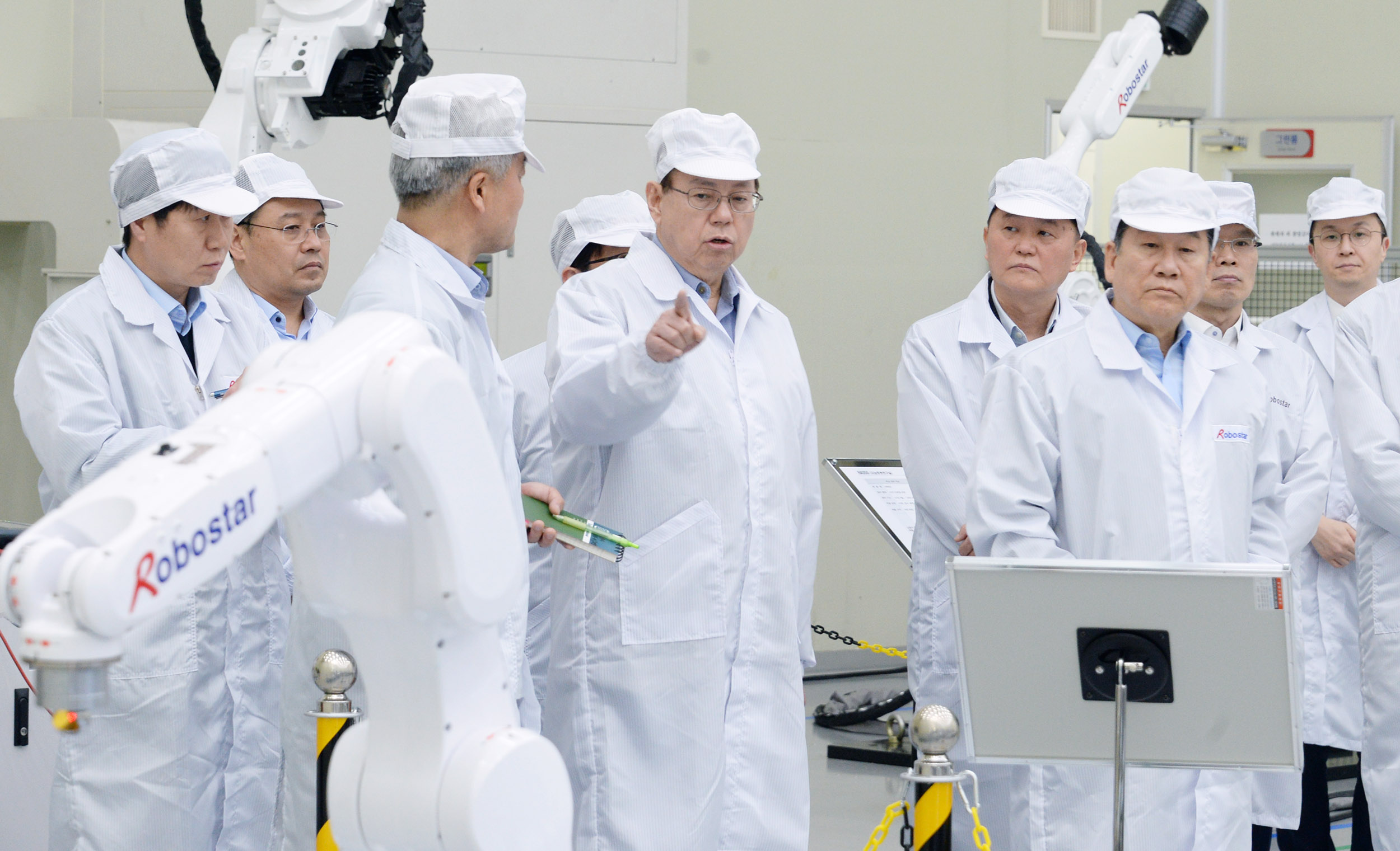 LG전자 대표이사 CEO 조성진 부회장이 지난해 경영권을 인수한 산업용 로봇 제조업체 '로보스타'를 방문했다. 조 부회장이 로보스타의 다양한 산업용 로봇을 살펴보고 있다.    