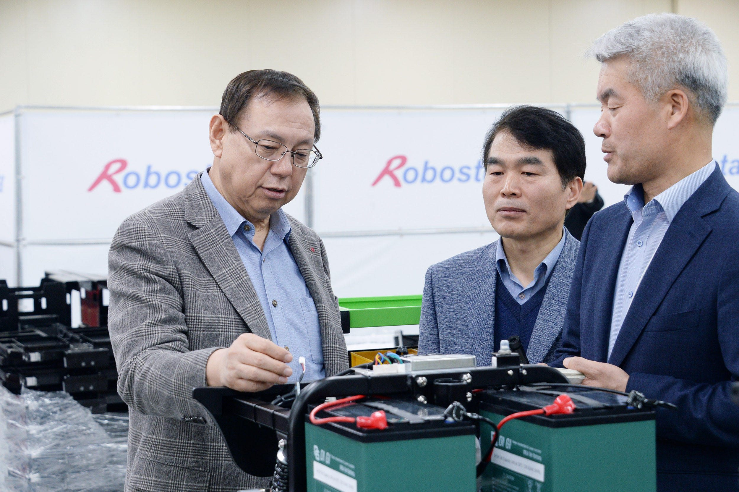 LG전자 대표이사 CEO 조성진 부회장이 지난해 경영권을 인수한 산업용 로봇 제조업체 '로보스타'를 방문했다. 조 부회장이 로보스타의 다양한 산업용 로봇을 살펴보고 있다.    