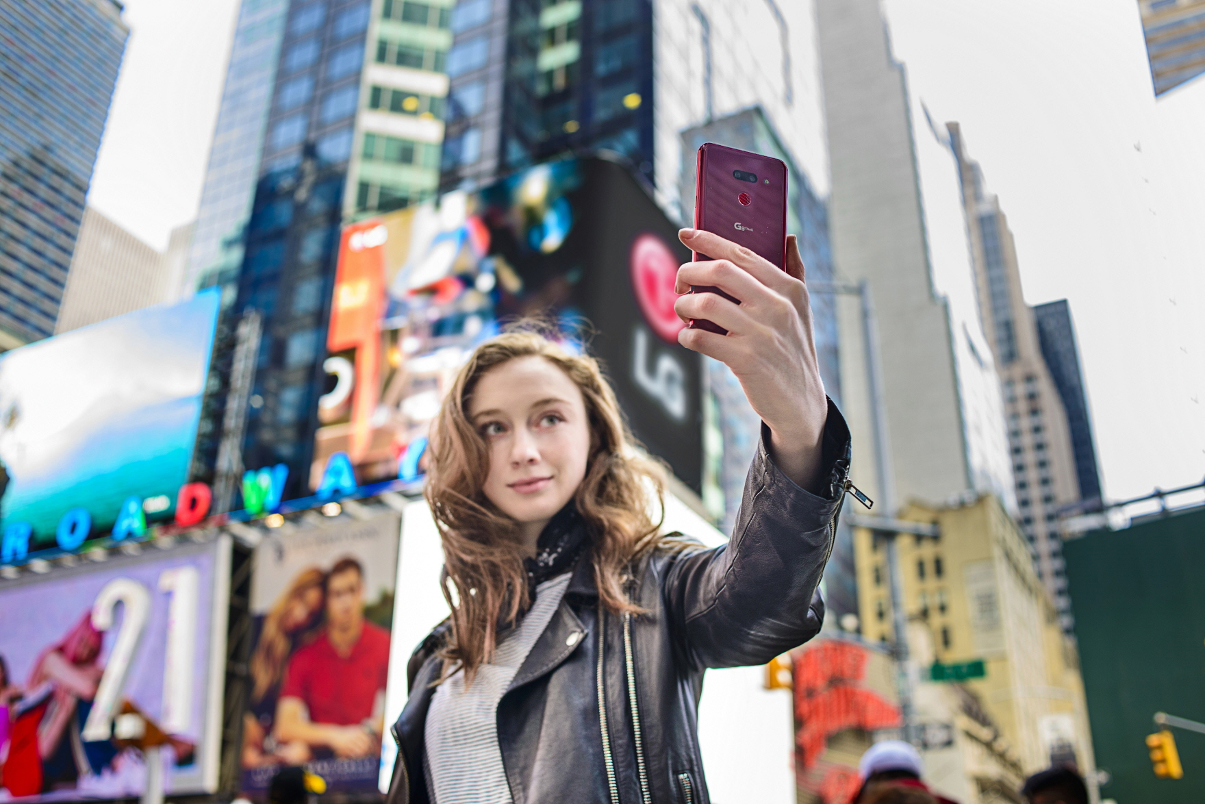 12일 모델이 미국 뉴욕 타임스퀘어에서 LG G8 ThinQ을 소개하고 있다. 버라이즌, AT&T, 스프린트, T모바일 등 주요 이동통신사는 물론 전자 제품 유통채널을 통해 언락폰으로도 출시된다.