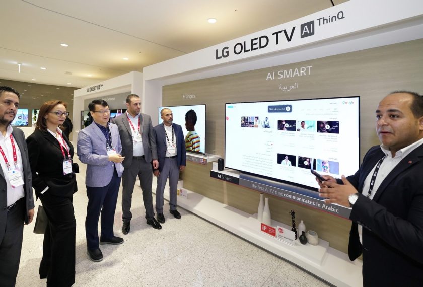 LG전자는 9일부터 11일까지 중동∙아프리카의 주요 거래선, 외신기자 등 약 200명을 한국으로 초청해 ‘LG 이노페스트’를 열었다. LG 이노페스트 참가자들이 올레드 TV 등 프리미엄 가전을 체험하고 있다.