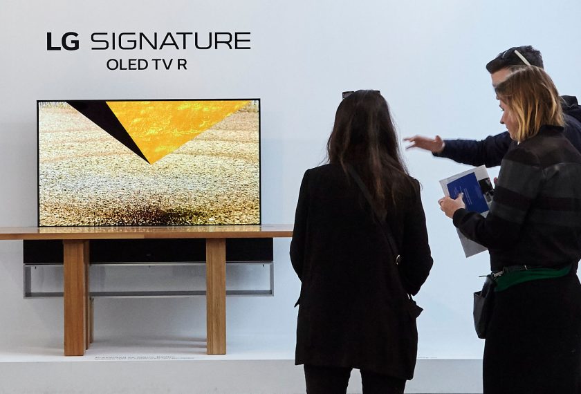 관람객들이 'LG 시그니처' 전시관에서 세계최초 롤러블 올레드 TV 'LG 시그니처 올레드 TV' 등을 감상하고 있다.