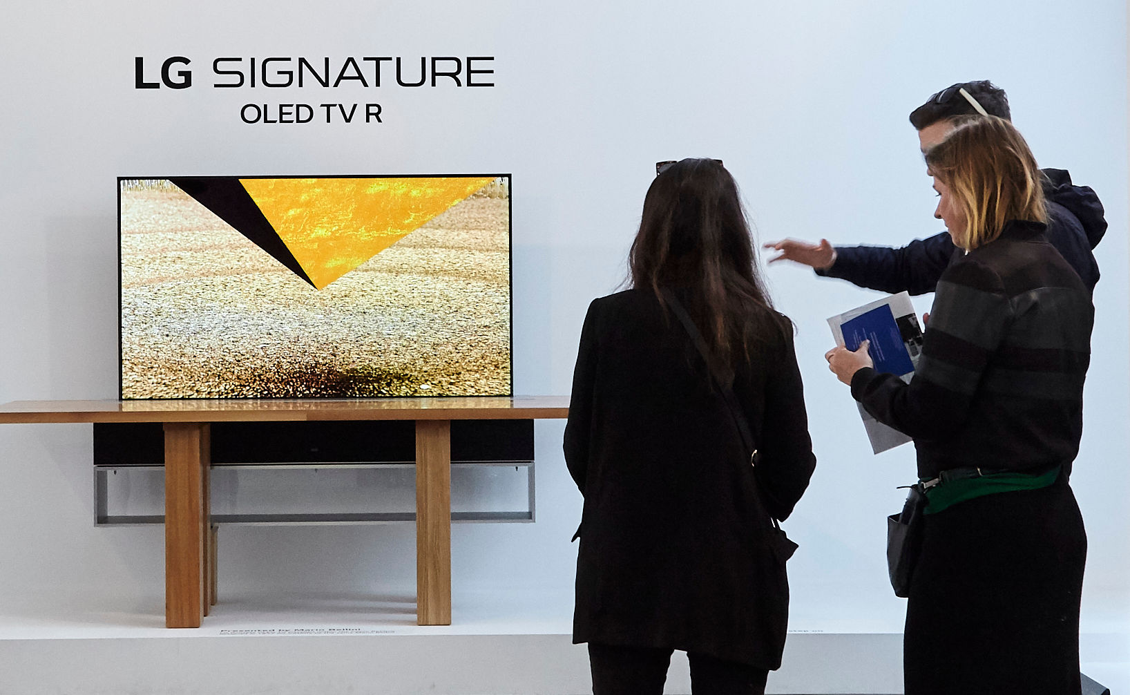 관람객들이 'LG 시그니처' 전시관에서 세계최초 롤러블 올레드 TV 'LG 시그니처 올레드 TV' 등을 감상하고 있다.
