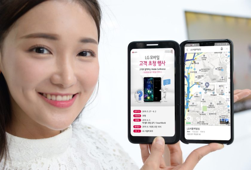 LG전자가 내달 15일 서울역 인근에 위치한 LG 서울역 빌딩으로 고객 30명을 초청해 ‘LG 모바일 컨퍼런스’를 진행한다. LG V50 ThinQ의 높은 완성도와 LG 듀얼 스크린의 다양한 활용성이 호응을 얻고 있는 가운데, LG전자는 첫 5G 스마트폰 출시를 계기로 고객의 눈높이에서 개선점을 찾아내고 빠르게 반영해 LG 스마트폰 브랜드 신뢰를 회복한다는 계획이다. 행사 참가를 희망하는 고객은 내일부터 다음 달 2일까지 LG 스마트폰에 탑재된 ‘퀵 헬프’와 ‘LG 스마트월드’ 애플리케이션에서 응모하면 된다. 26일 모델이 LG 트윈타워에서 LG V50 ThinQ로 'LG 모바일 컨퍼런스'를 소개하고 있다.