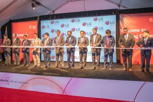 LG전자가 현지시간 29일 美 테네시(Tennessee)주 클락스빌(Clarksville)에 위치한 테네시 생산법인에서 'LG전자 테네시 세탁기공장 준공식'을 가졌다. (왼쪽 두번째부터) 조 피츠(Joe Pitts) 클락스빌 시장, LG전자 글로벌생산센터 한주우 자문역, 마크 그린(Mark Green) 美 연방의회 하원의원, LG전자 북미지역대표 조주완 부사장, 빌 리(Bill Lee) 테네시주 주지사, LG전자 H&A사업본부장 송대현 사장, 김영준 주애틀랜타 총영사, 밥 롤프(Bob Rolfe) 테네시주 상공부장관, LG전자 리빙어플라이언스사업부장 류재철 부사장, 짐 듀렛(Jim Durrett) 몽고메리카운티 시장, LG전자 테네시생산법인장 김운태 상무