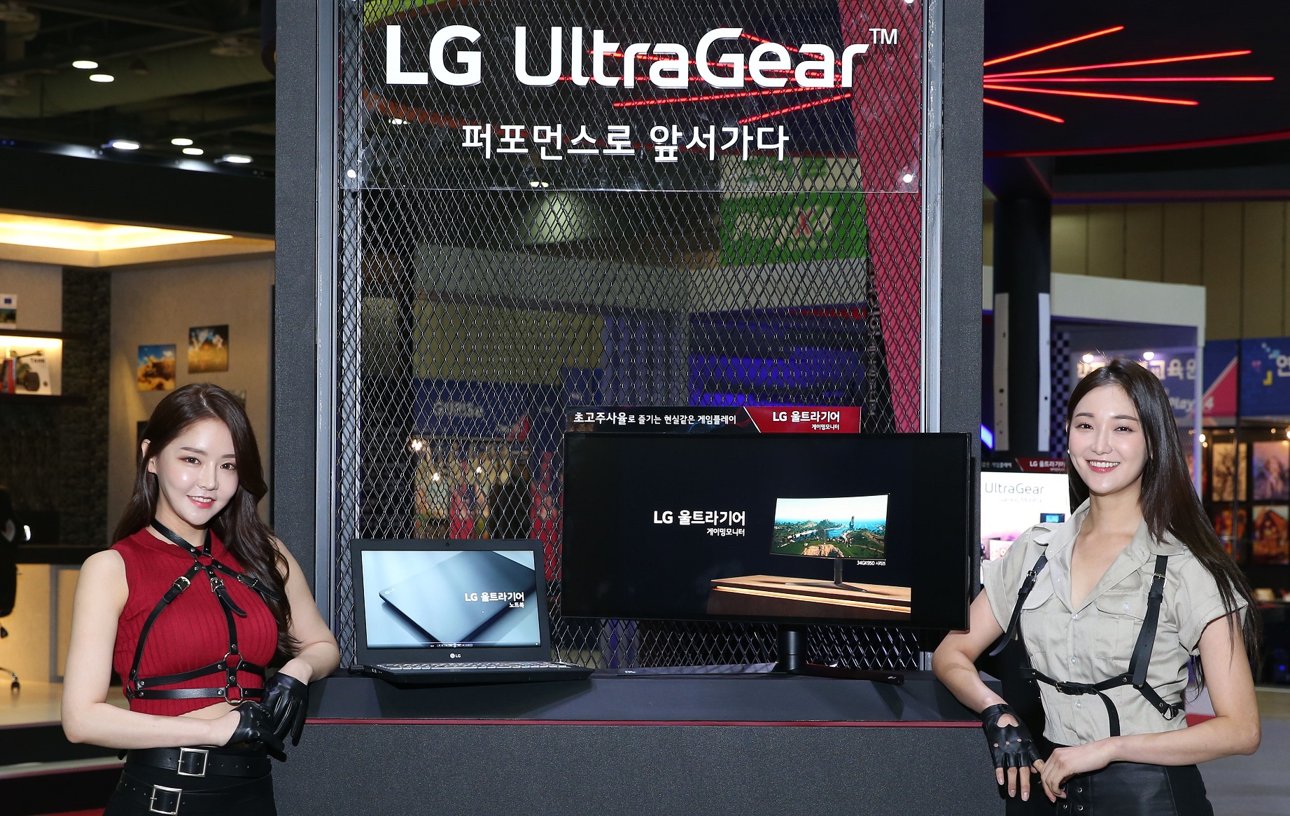 9일부터 나흘간 일산 킨텍스에서 열리는 게임 전시회 '2019 플레이엑스포'에서 모델들이 'LG 울트라기어' 게이밍 노트북, 게이밍 모니터 등을 소개하고 있다. 