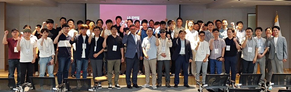 LG 모바일 컨퍼런스에 참석한 고객과 개발자 단체사진