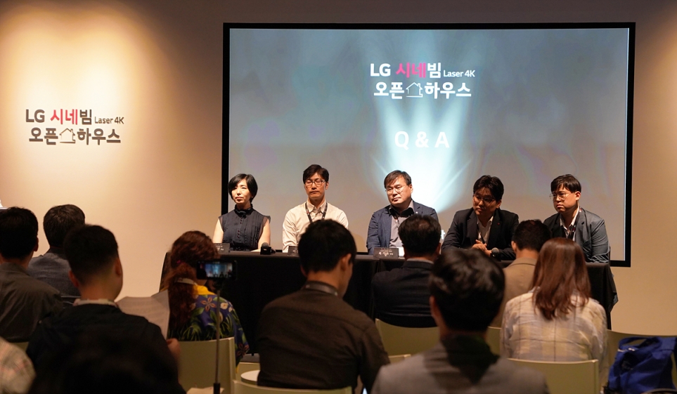 LG 시네빔 Laser 4K 행사에서 개발자들과 간단한 질의응답 모습