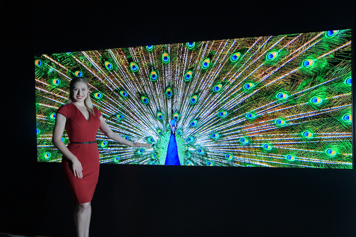 LG전자 모델이 '인포콤 2019'에서 '마이크로 LED 사이니지'를 소개하고 있다. 