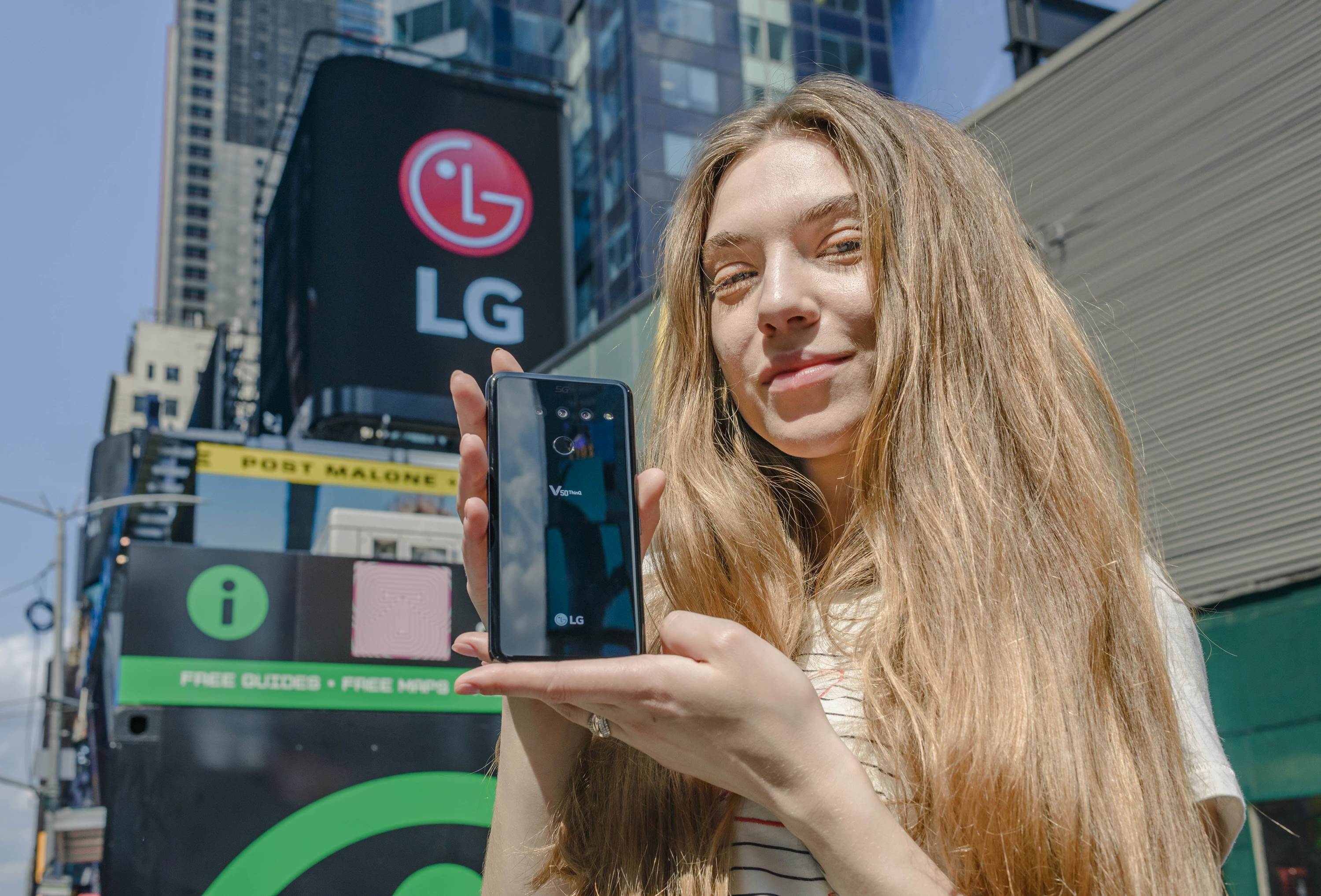 LG전자 모델이 미국 뉴욕 타임스스퀘어에서 지난 31일 미국에 출시된 LG V50 ThinQ를 소개하고 있다.