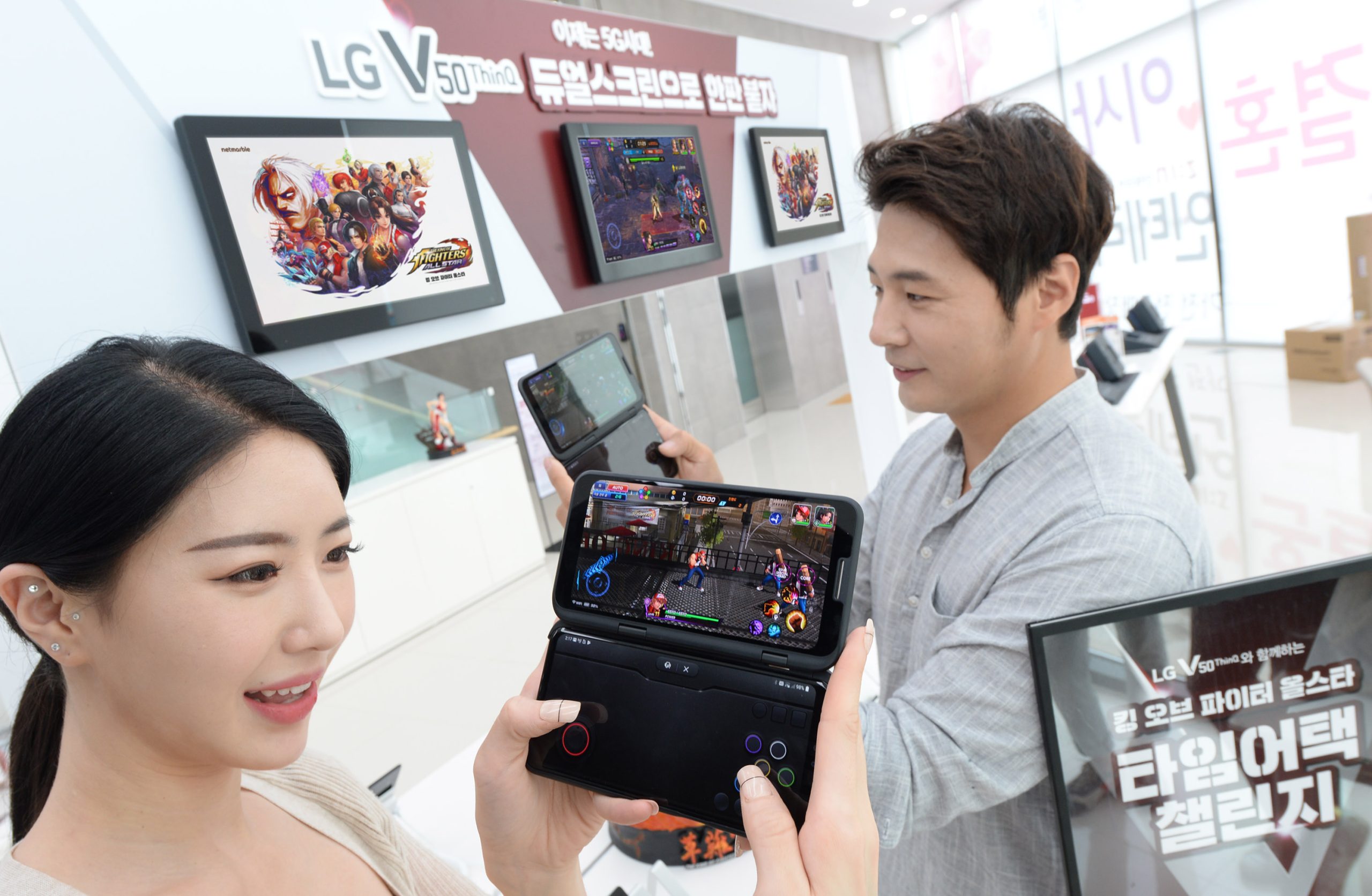 LG전자가 본격 열린 5G 시대를 맞아 이달 26일부터 내달 14일까지 전국 주요 LG베스트샵과 이동통신사 매장에서 모바일 게임 대회를 개최한다. LG전자 모델이 LG V50 ThinQ 와 LG 듀얼스크린으로 모바일 게임을 즐기고 있다.