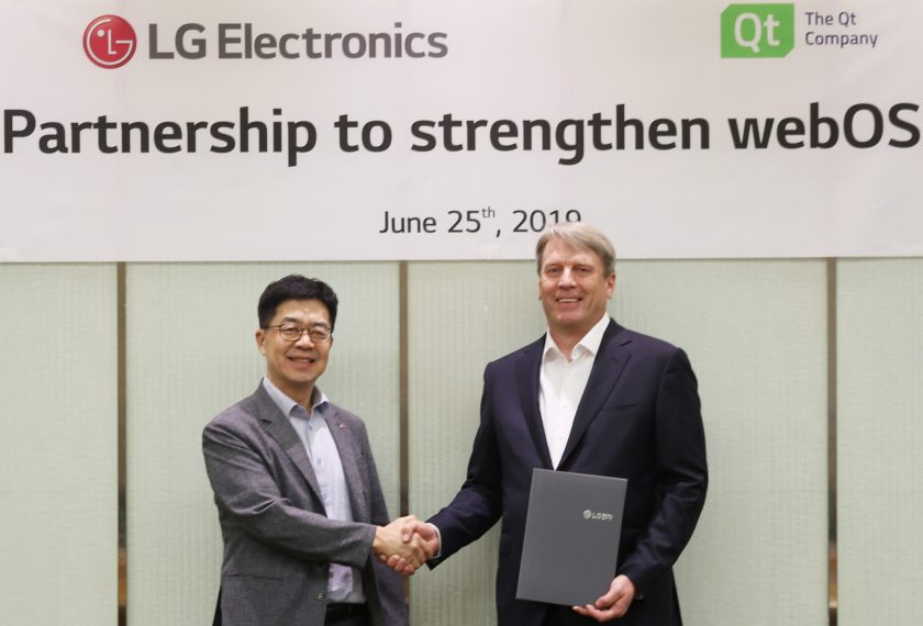 LG전자와 Qt社가 지난 25일 서울 양재동에 위치한 LG전자 서초R&D캠퍼스에서 webOS의 연구개발과 생태계 확대를 위한 사업협력(MOU)을 맺었다. LG전자 CTO 박일평 사장(왼쪽), Qt社 CEO 유하 바렐리우스가 MOU를 체결한 뒤 악수하고 있다.