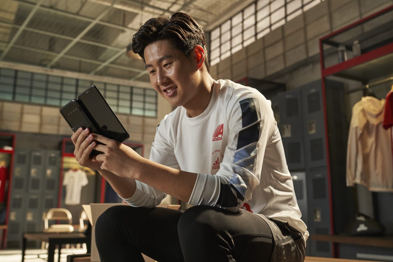 LG전자가 26일 서울 여의도 LG트윈타워에서 이강인 선수 공식 후원 조인식을 열었다. LG전자는 이강인 선수를 스마트폰, 에어컨, 냉장고 등 LG전자 제품 모델로도 기용한다. 이강인 선수가 LG V50 ThinQ 광고를 촬영하고 있다.