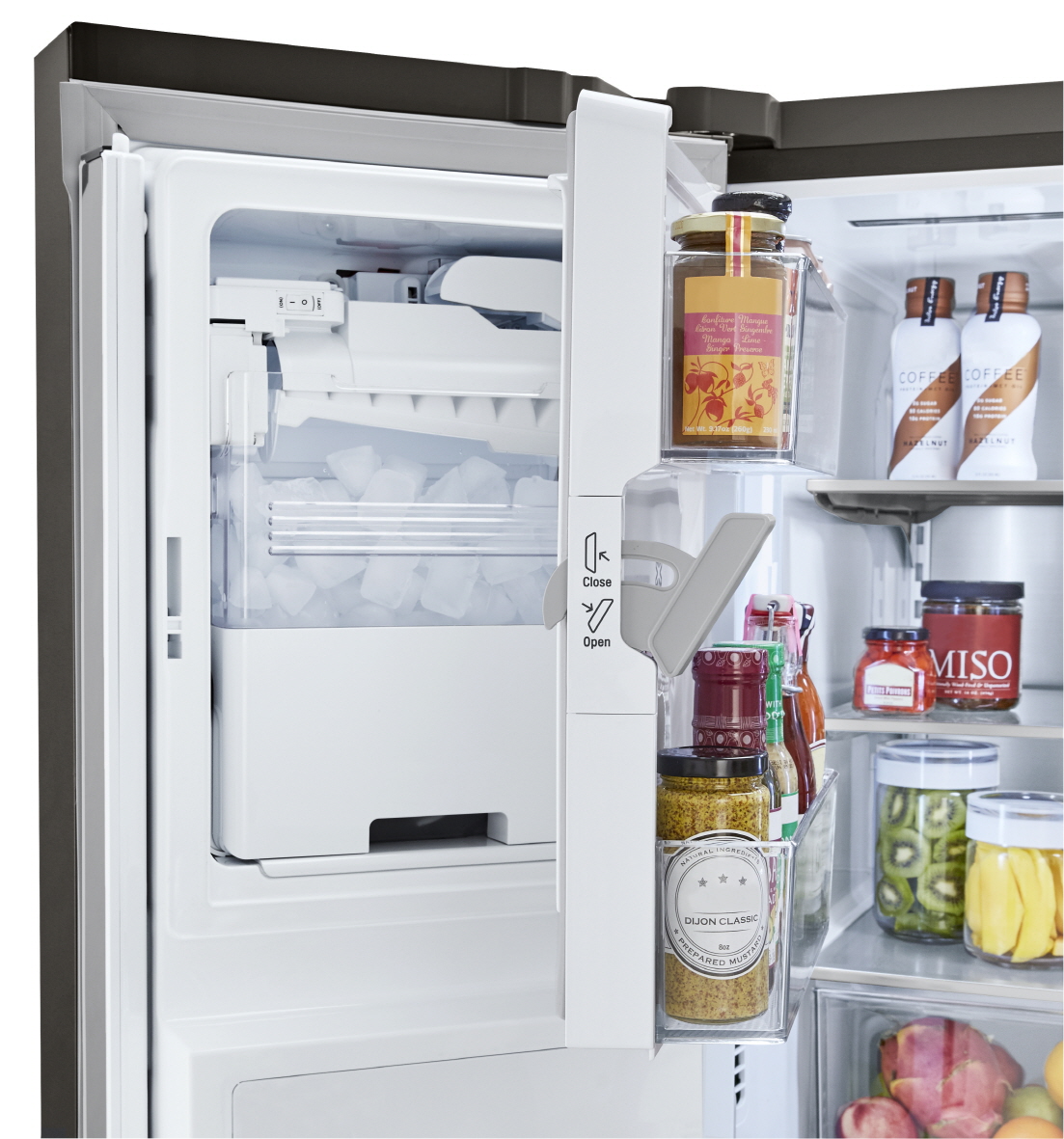  냉장고 안쪽의 공간 활용성을 높여주는 독보적인 도어 제빙 기술로 LG전자 얼음정수기냉장고는 미국 시장에서 최고 프리미엄 제품으로 인정받고 있다.