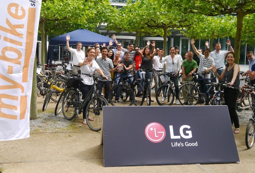 LG전자가 ‘세계 환경의 날’(6월 5일)을 맞아 대기오염물질을 줄이는 이벤트를 마련했다. 독일에서 근무하는 LG전자 직원들이 ‘자전거 타고 출근하는 날(Bike To Work Day)’ 행사에 참여한 모습