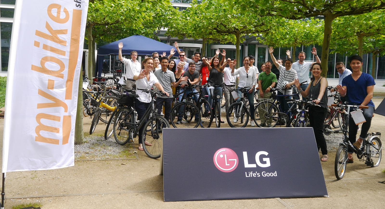 LG전자가 ‘세계 환경의 날’(6월 5일)을 맞아 대기오염물질을 줄이는 이벤트를 마련했다. 독일에서 근무하는 LG전자 직원들이 ‘자전거 타고 출근하는 날(Bike To Work Day)’ 행사에 참여한 모습