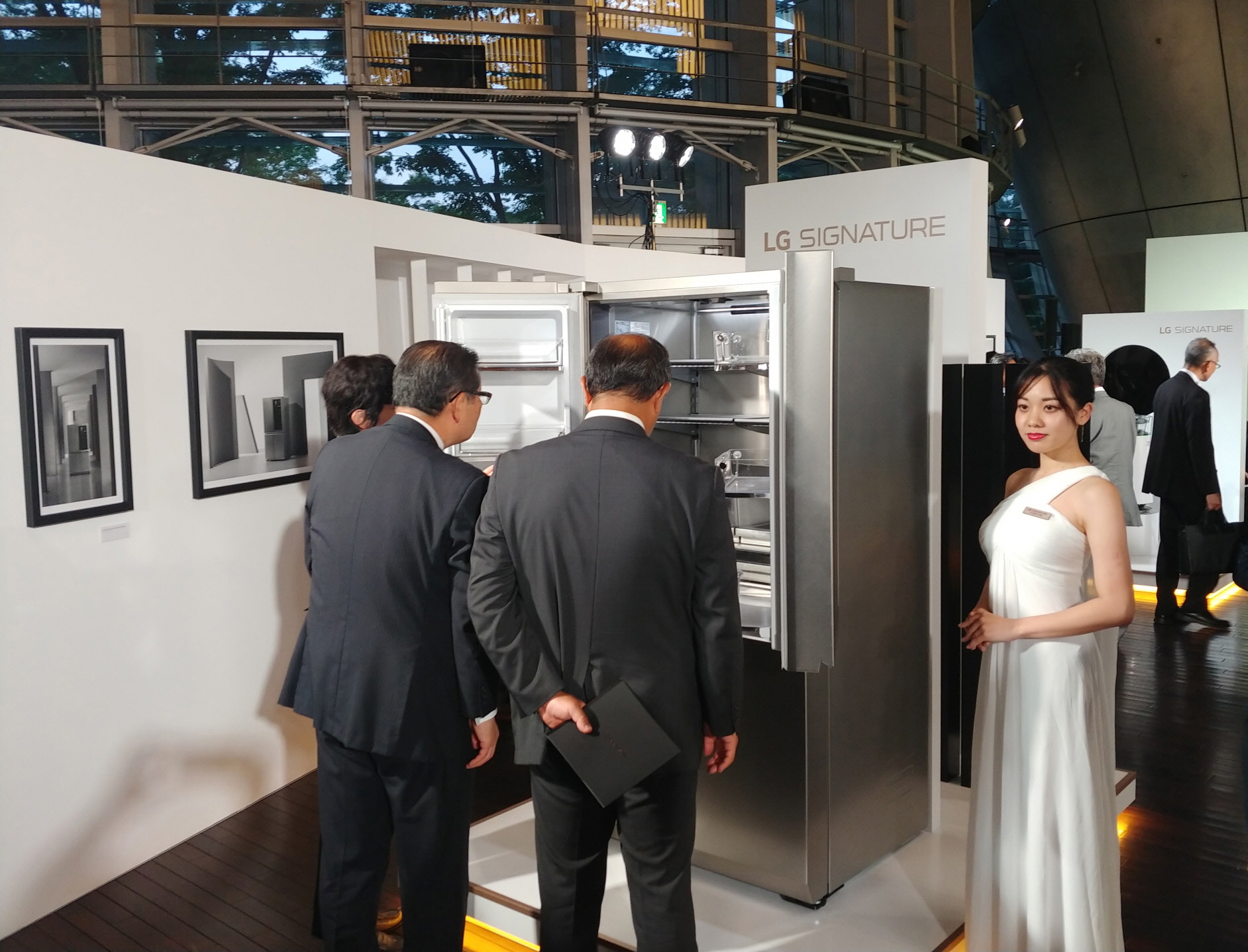LG전자가 4일 일본 도쿄 국립신미술관에서 현지 거래선, 기자, 오피니언 리더 등 약 250 명을 초청해 ‘LG 시그니처’ 출시행사를 열었다. 참석자들이 초프리미엄 'LG 시그니처'를 살펴보고 있다.