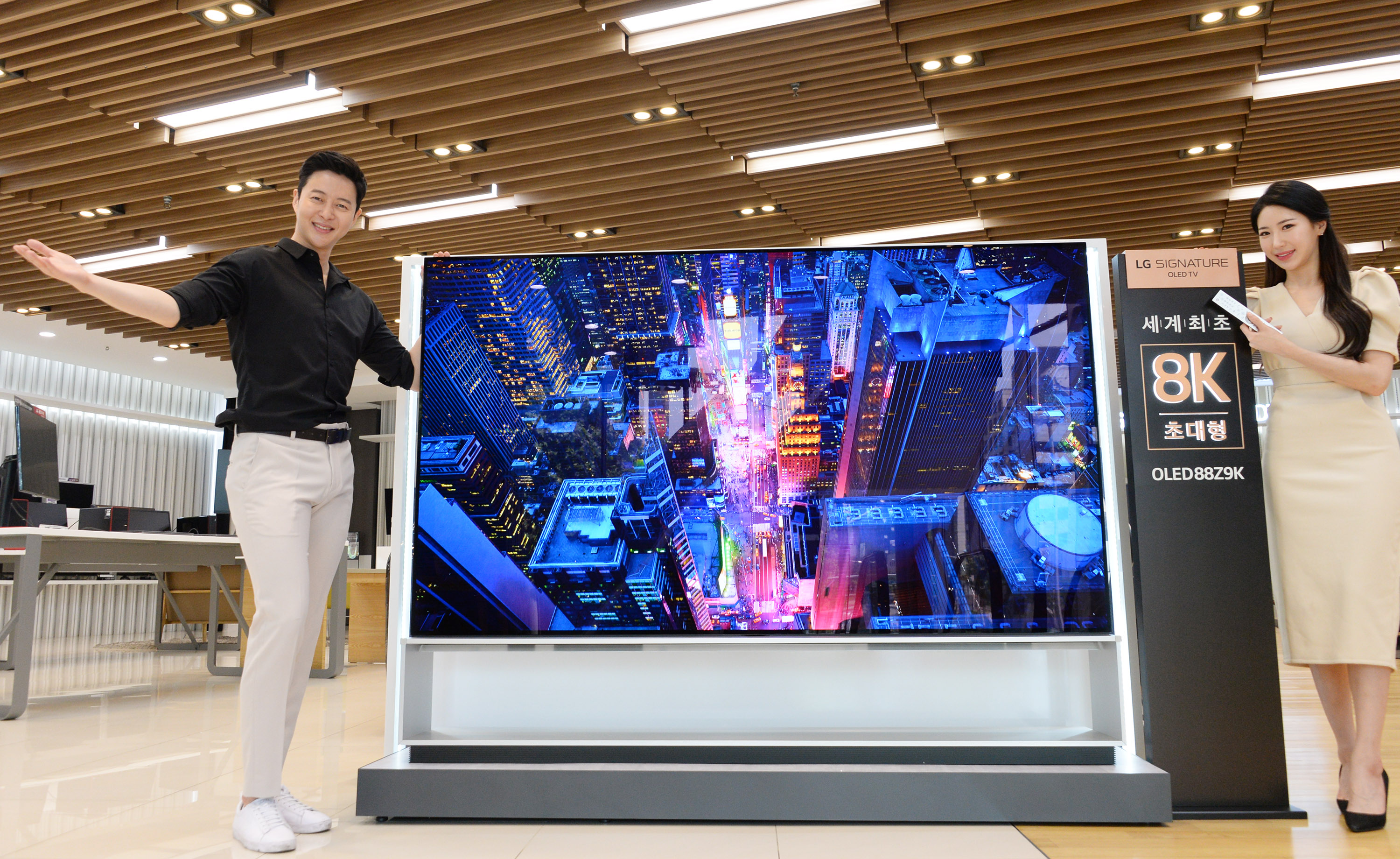 서울 강남구 도산대로에 위치한 LG베스트샵 강남본점 매장에서 모델들이 LG전자의 세계최초 88인치 8K 올레드 TV 'LG 시그니처 올레드 TV'를 소개하고 있다.