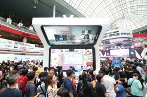 LG전자가 LG V50 ThinQ 구매 고객 대상 LG 듀얼 스크린 무상 증정 프로모션을 기존보다 한 달 늘린 8월 말까지 진행한다. 이는 LG 듀얼 스크린의 사용 편의성을 보다 많은 고객이 경험할 수 있도록 한다는 취지다. 지난 20일 롯데월드 아이스링크에서 열린 LG V50 ThinQ 게임 페스티벌에 방문한 관람객들이 LG 듀얼 스크린으로 게임을 즐기고 있다.