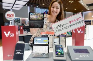 LG전자 모델이 서울 강남구 소재 LG베스트샵 강남본점에 위치한 휴대폰 코너에서 LG V50 ThinQ 구매고객들을 대상으로 LG 듀얼 스크린을 무상증정하는 구매혜택을 소개하고 있다.