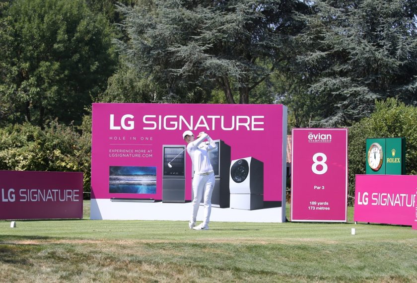 LG전자가 LPGA 메이저 골프대회인 ‘에비앙 챔피언십’에서 超프리미엄 ‘LG 시그니처’를 적극 알리고 있다. 이번 대회에서 8번 홀은 ‘LG 시그니처 홀’로 운영된다. 박성현 선수가 'LG 시그니처 홀'에서 스윙하고 있는 모습.