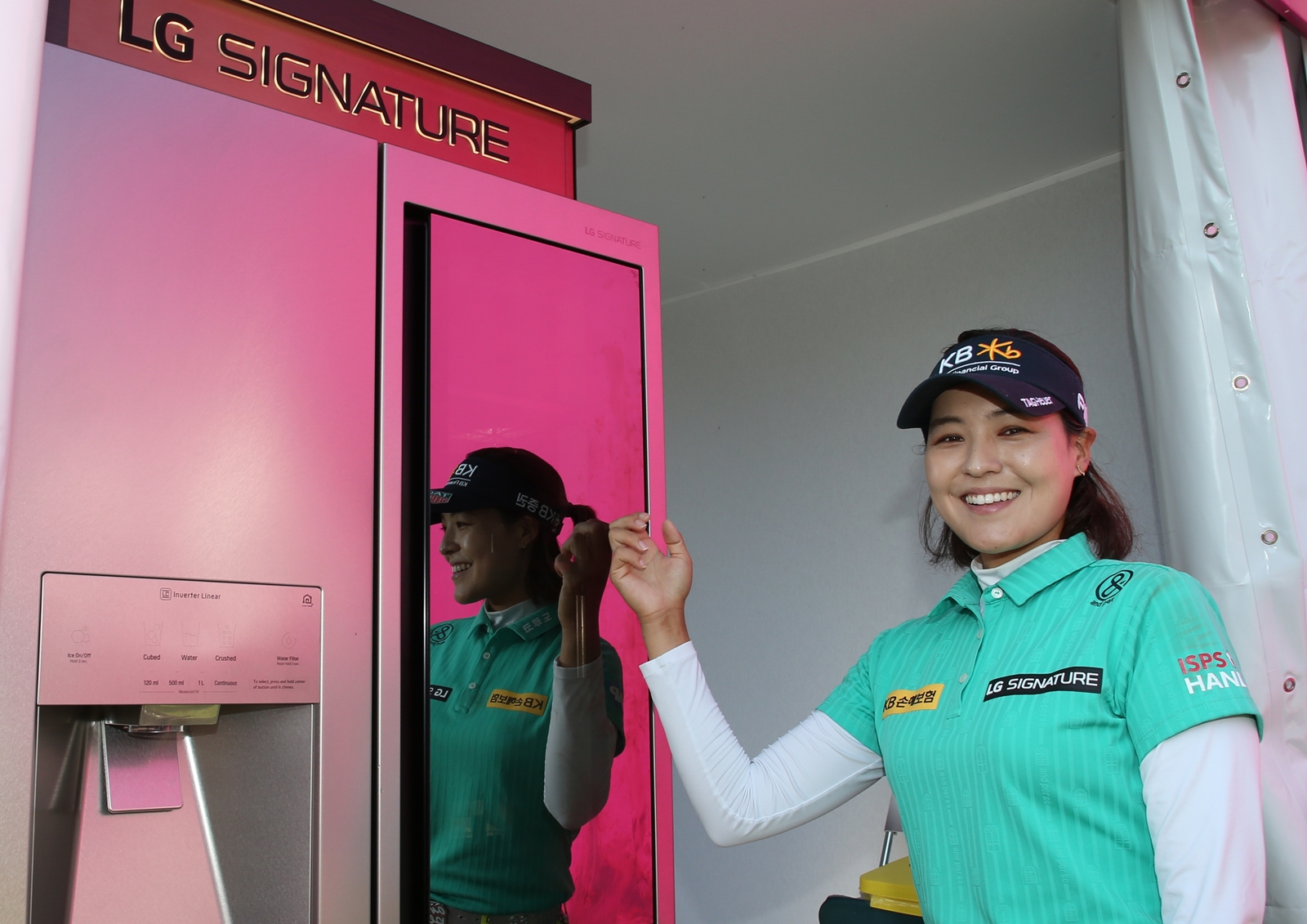 LG전자가 LPGA 메이저 골프대회인 ‘에비앙 챔피언십’에서 超프리미엄 ‘LG 시그니처’를 적극 알리고 있다. 전인지 선수가 LG 시그니처 냉장고를 체험하고 있다.