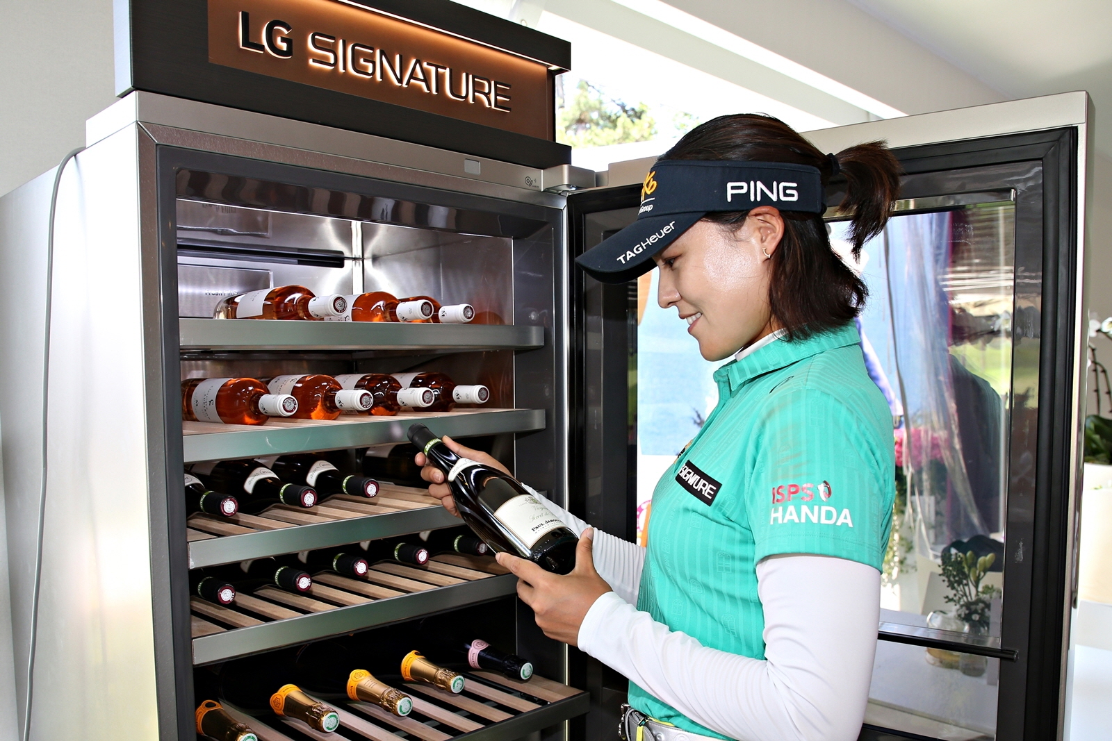 LG전자가 LPGA 메이저 골프대회인 ‘에비앙 챔피언십’에서 超프리미엄 ‘LG 시그니처’를 적극 알리고 있다. 전인지 선수가 LG 시그니처 와인셀러를 체험하고 있다