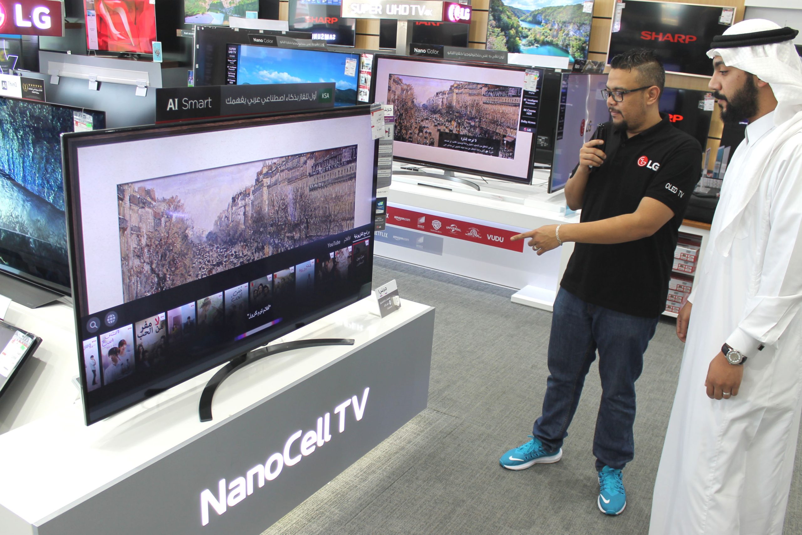 사우디아라비아 제다 소재 전자매장에서 고객이 아랍어 음성 명령으로 LG 인공지능 TV의 인공지능 기능을 체험하고 있다.