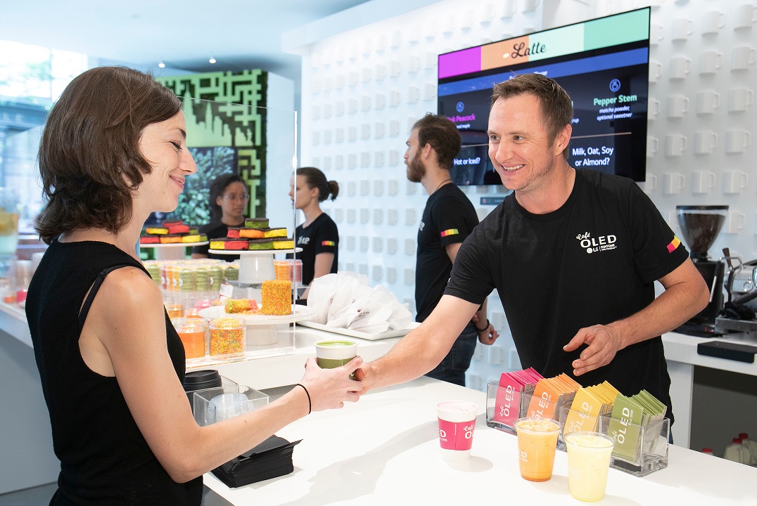 LG전자가 현지시간 12~14일 미국 뉴욕 맨해튼에서 운영한 '카페 올레드'를 찾은 고객이 올해의 여름 컬러를 활용한 음료를 즐기고 있다.